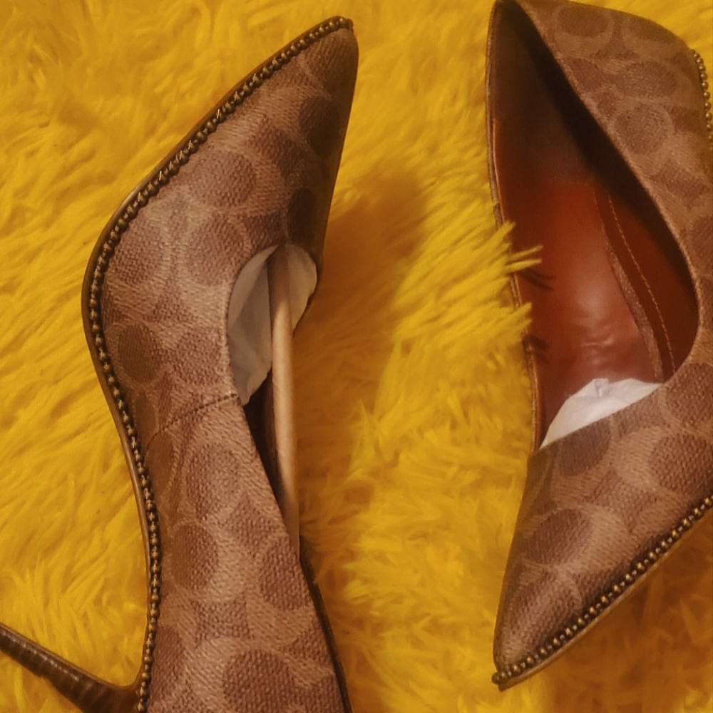 Coach Pumps
